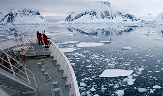Судно с россиянами врезалось в льдины Судно с россиянами врезалось в льдины