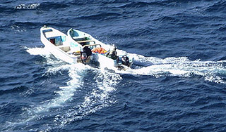 Пираты захватили судно с 24 матросами Пираты захватили судно с 24 матросами