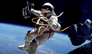 Космический мусор заставил МКС переехать Космический мусор заставил МКС переехать