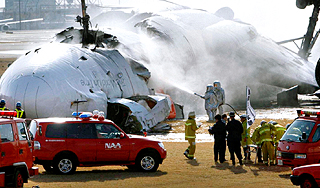 В аэропорту Токио разбился самолет В аэропорту Токио разбился самолет