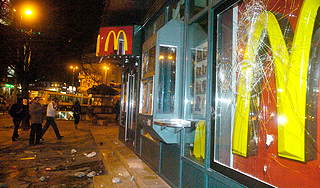 Митинг против НАТО перерос в погромы Митинг против НАТО перерос в погромы