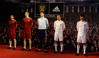 Россия сыграет в "кремлевской" форме Россия сыграет в "кремлевской" форме