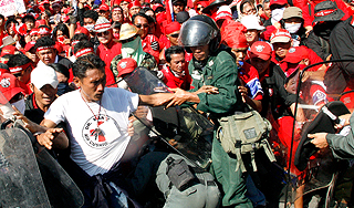 Тысячи тайцев готовы захватить аэропорты Тысячи тайцев готовы захватить аэропорты