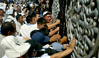 В Киргизии начались акции протеста В Киргизии начались акции протеста