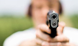 Судья открыл стрельбу по фанатам (видео) Судья открыл стрельбу по фанатам (видео)