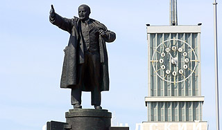 В Петербурге взорвали памятник Ленину В Петербурге взорвали памятник Ленину