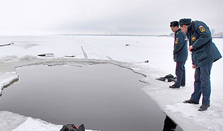 В Финском заливе машина упала под лед В Финском заливе машина упала под лед