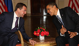 Медведев заглянул в глаза Обаме Медведев заглянул в глаза Обаме