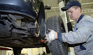 Москвичи начали менять зимнюю резину Москвичи начали менять зимнюю резину