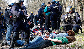 На улицы Европы вышли защитники НАТО На улицы Европы вышли защитники НАТО