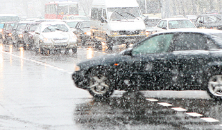 Весенний снегопад "остановил" Москву Весенний снегопад "остановил" Москву