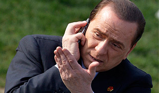 Лидеры НАТО бросили Берлускони на улице Лидеры НАТО бросили Берлускони на улице