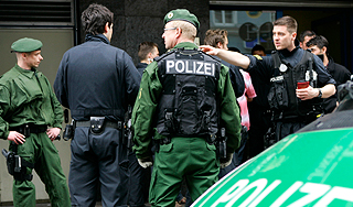 Мужчина открыл стрельбу в здании суда Мужчина открыл стрельбу в здании суда