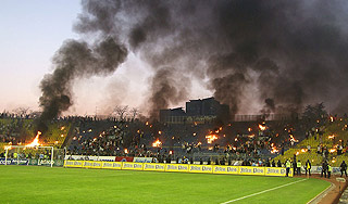 Футбольные болельщики подожгли стадион Футбольные болельщики подожгли стадион