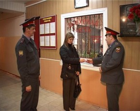 Сотрудники милиции вернули школьнице потерянный мобильный телефон