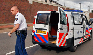 Мужчина открыл огонь по посетителям кафе Мужчина открыл огонь по посетителям кафе