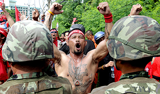 Премьер Таиланда сбежал от демонстрантов Премьер Таиланда сбежал от демонстрантов