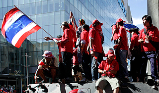 Тайцы захватили танк и возвели баррикады Тайцы захватили танк и возвели баррикады