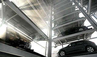 В Москве появилась вертикальная парковка В Москве появилась вертикальная парковка