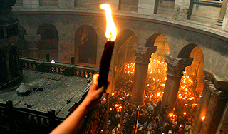 Благодатный огонь сошел в Иерусалиме Благодатный огонь сошел в Иерусалиме
