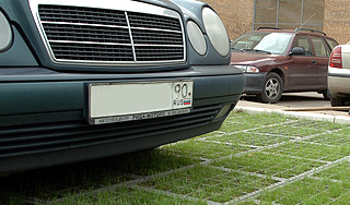 Штрафы за парковку на газоне могут вырасти Штрафы за парковку на газоне могут вырасти