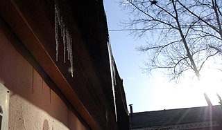 Женщине дали срок за падение сосульки Женщине дали срок за падение сосульки