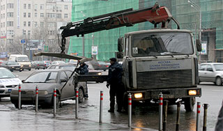 В Петербурге эвакуировали машину с ребенком В Петербурге эвакуировали машину с ребенком