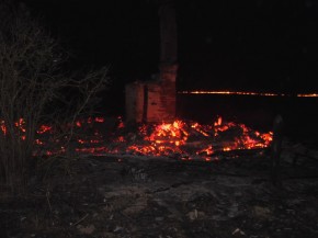 Горящая трава уничтожила постройки Фото пресс-службы ГУ МЧС РФ по Брянской области