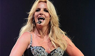 Бритни Спирс потеряла волосы на концерте Бритни Спирс потеряла волосы на концерте