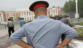 Женщина-ведьма покусала милиционера Женщина-ведьма покусала милиционера