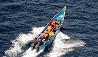 Пираты отбили судно у военного конвоя Пираты отбили судно у военного конвоя