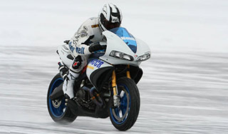 Мотоцикл установил рекорд скорости на льду Мотоцикл установил рекорд скорости на льду