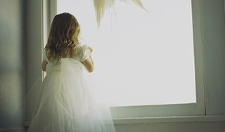 Парижанка упала из окна на россиянина Парижанка упала из окна на россиянина