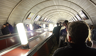 Москвичам в метро будут читать стихи Москвичам в метро будут читать стихи