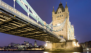 На Тауэрском мосту сорвался лифт с людьми На Тауэрском мосту сорвался лифт с людьми