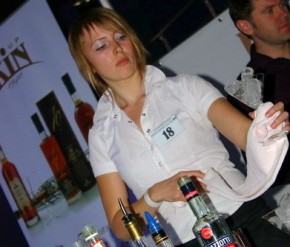 Представительница Брянска победила на Кубке Центральной России среди барменов Екатерина Озерская за приготовление победного коктейля