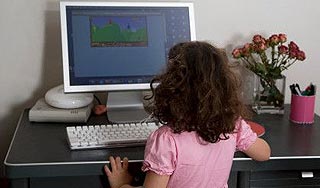 Девочка купила родителям экскаватор Девочка купила родителям экскаватор