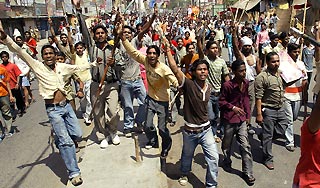 Сикхи устроили в Индии уличные бои Сикхи устроили в Индии уличные бои