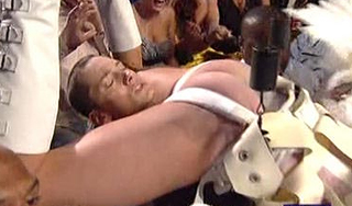 На лицо Эминему сел скандальный комик На лицо Эминему сел скандальный комик