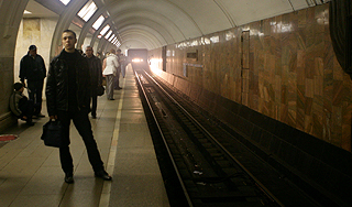 Юноша бросился под поезд метро Юноша бросился под поезд метро