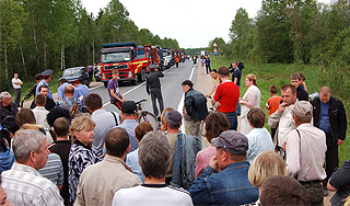 Под Петербургом перекрыли автодорогу Под Петербургом перекрыли автодорогу