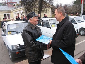Губернатор вручил автотранспорт школам области, ветеранам и инвалидам