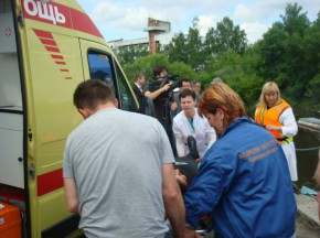 Вчера на Десне работали спасатели, водолазы и медики