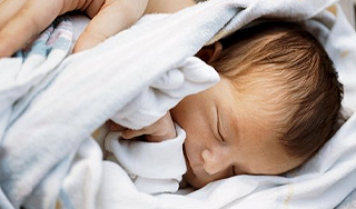 Мать продала двухмесячную дочь за 6 тысяч Мать продала двухмесячную дочь за 6 тысяч