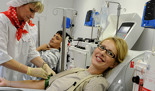 Ксения Собчак кровью помогла нуждающимся Ксения Собчак кровью помогла нуждающимся