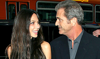 Русская девушка Мэла Гибсона запела Русская девушка Мэла Гибсона запела