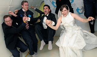 Первая пара сыграла свадьбу в невесомости Первая пара сыграла свадьбу в невесомости