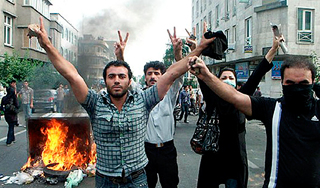 Оппозиция громит столицу Ирана Оппозиция громит столицу Ирана