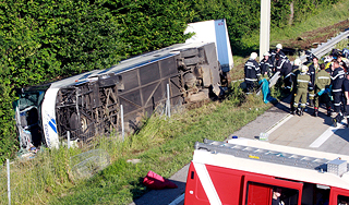 В Австрии автобус с детьми свалился в овраг В Австрии автобус с детьми свалился в овраг