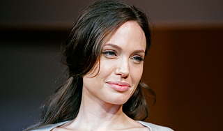 Джоли подарила Пакистану миллион долларов Джоли подарила Пакистану миллион долларов